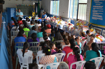 Foto - AABB Comunidade entrega Kits aos alunos