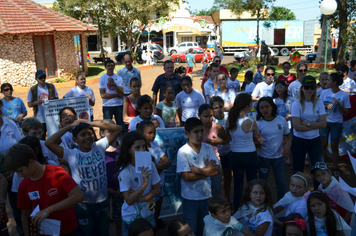 Foto - Caminhada do Dia Mundial da Água - Alunos da Escola Ayrton Senna
