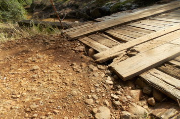 Foto - Danos em estradas, pontes e bueiros