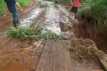 Foto - Danos em estradas, pontes e bueiros