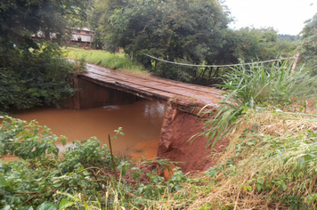 Foto - Danos em estradas, pontes e bueiros