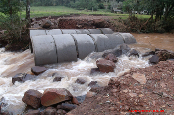 Foto - Danos em estradas, pontes e bueiros