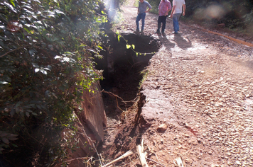 Foto - Danos em estradas, pontes e bueiros