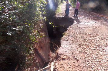 Foto - Danos em estradas, pontes e bueiros