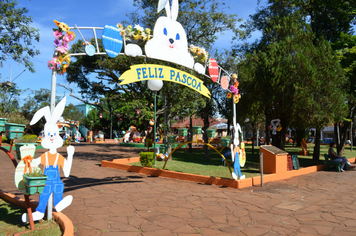 Foto - Páscoa: Visita das crianças à Toca do Coelho na Praça do Índio