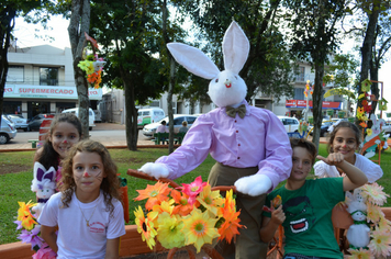 Foto - Páscoa: Visita das crianças à Toca do Coelho na Praça do Índio