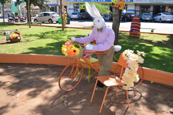 Foto - Páscoa: Visita das crianças à Toca do Coelho na Praça do Índio