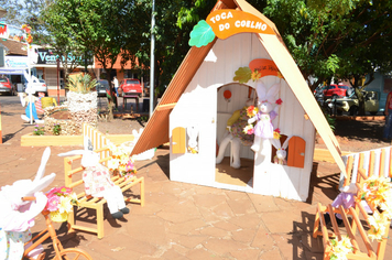 Foto - Páscoa: Visita das crianças à Toca do Coelho na Praça do Índio
