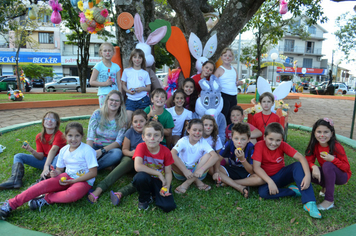 Foto - Páscoa: Visita das crianças à Toca do Coelho na Praça do Índio