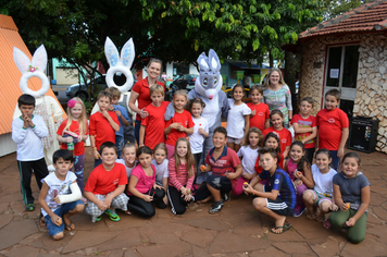Foto - Páscoa: Visita das crianças à Toca do Coelho na Praça do Índio