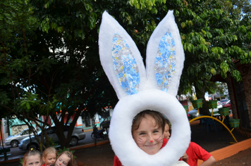 Foto - Páscoa: Visita das crianças à Toca do Coelho na Praça do Índio