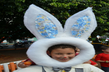 Foto - Páscoa: Visita das crianças à Toca do Coelho na Praça do Índio
