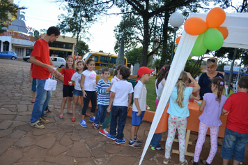 Foto - Páscoa: Visita das crianças à Toca do Coelho na Praça do Índio