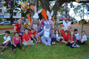 Foto - Páscoa: Visita das crianças à Toca do Coelho na Praça do Índio