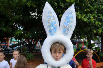 Foto - Páscoa: Visita das crianças à Toca do Coelho na Praça do Índio