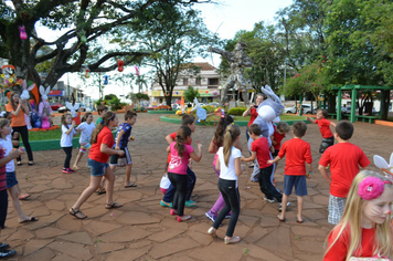 Foto - Páscoa: Visita das crianças à Toca do Coelho na Praça do Índio