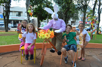 Foto - Páscoa: Visita das crianças à Toca do Coelho na Praça do Índio