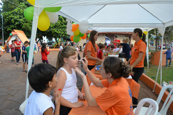 Foto - Páscoa: Visita das crianças à Toca do Coelho na Praça do Índio