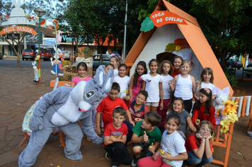 Foto - Páscoa: Visita das crianças à Toca do Coelho na Praça do Índio