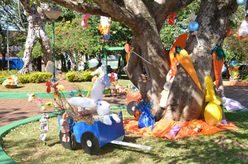 Foto - Páscoa: Visita das crianças à Toca do Coelho na Praça do Índio