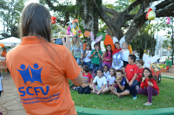 Foto - Páscoa: Visita das crianças à Toca do Coelho na Praça do Índio