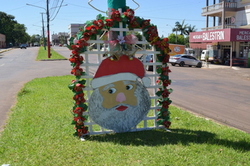 Foto - Praças e avenidas recebem enfeites de natal em  Tenente Portela