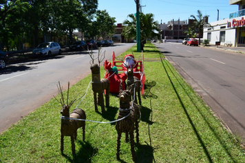 Foto - Praças e avenidas recebem enfeites de natal em  Tenente Portela