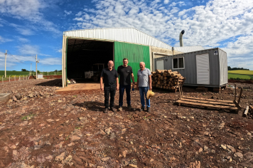 PREFEITO SALA VISITA FÁBRICA DE MARAVALHA DA FAMÍLIA WALTER EM TENENTE PORTELA