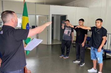 JOVENS DISPENSADOS DO SERVIÇO MILITAR PRESTAM COMPROMISSO À BANDEIRA