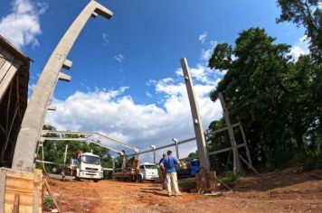 Prefeito Rosemar Sala acompanha o andamento das obras do Ginásio Esportivo em Alto Alegre