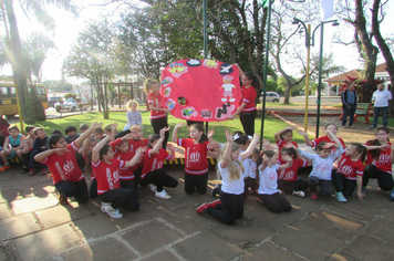 Alunos da escola Ayrton Senna participam da Abertura da Semana da Pátria