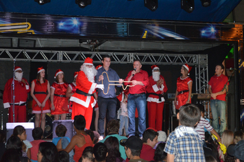 Grande público prestigia chegada do Papai Noel em Tenente Portela