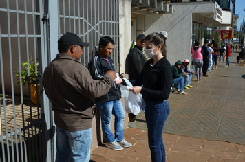 Servidores da Prefeitura orientam população em filas bancárias
