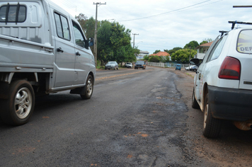 Secretaria de Serviços Urbanos realiza reparos no asfalto da Rua Tupinambás