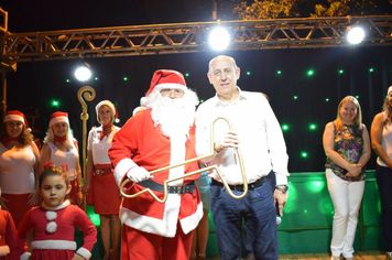 Chegada do Papai Noel encanta crianças e adultos