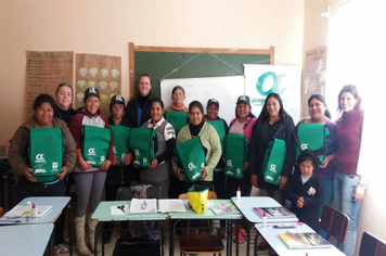 Alunos do Programa ALFA  recebem Material Escolar 