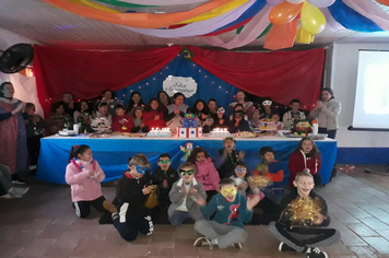 Crianças comemoram aniversário na Escola Municipal Arcelino Soares Bueno