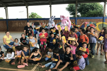Alunos da Rede Municipal de Ensino foram presenteados com chocolates