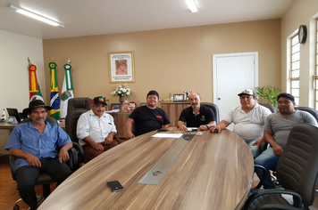 Chefe da Sesai e Lideranças indígenas visitam prefeito em exercício