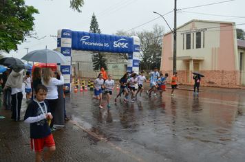 Mesmo com chuva, estudantes participaram da Rústica no dia do município