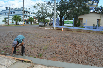Empresa dá início aos trabalhos no asfaltamento das Ruas Tapuias e Gaurama