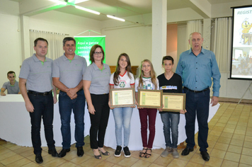 Alunos das Cooperativas Escolares de Tenente Portela recebem certificado durante Assembleia promovida pelo Sicredi