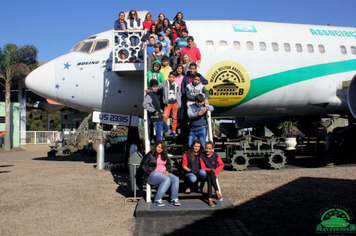 Alunos da Escola Municipal Arcelino Soares Bueno realiza visitação a Museu Militar