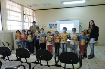 Turma do 2º ano da Escola Municipal  T. Portela recebe palestra junto ao ESF 01