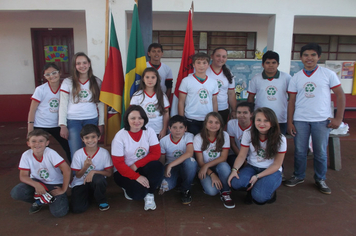 Alunos integrantes da Coopersenna recebem camisetas