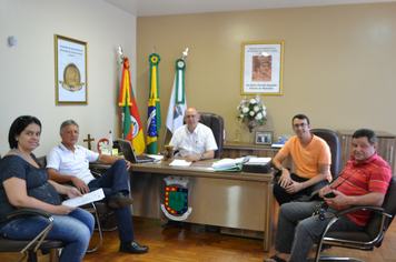 Prefeito Clairton Carboni discute parceria com assessores do PMDB