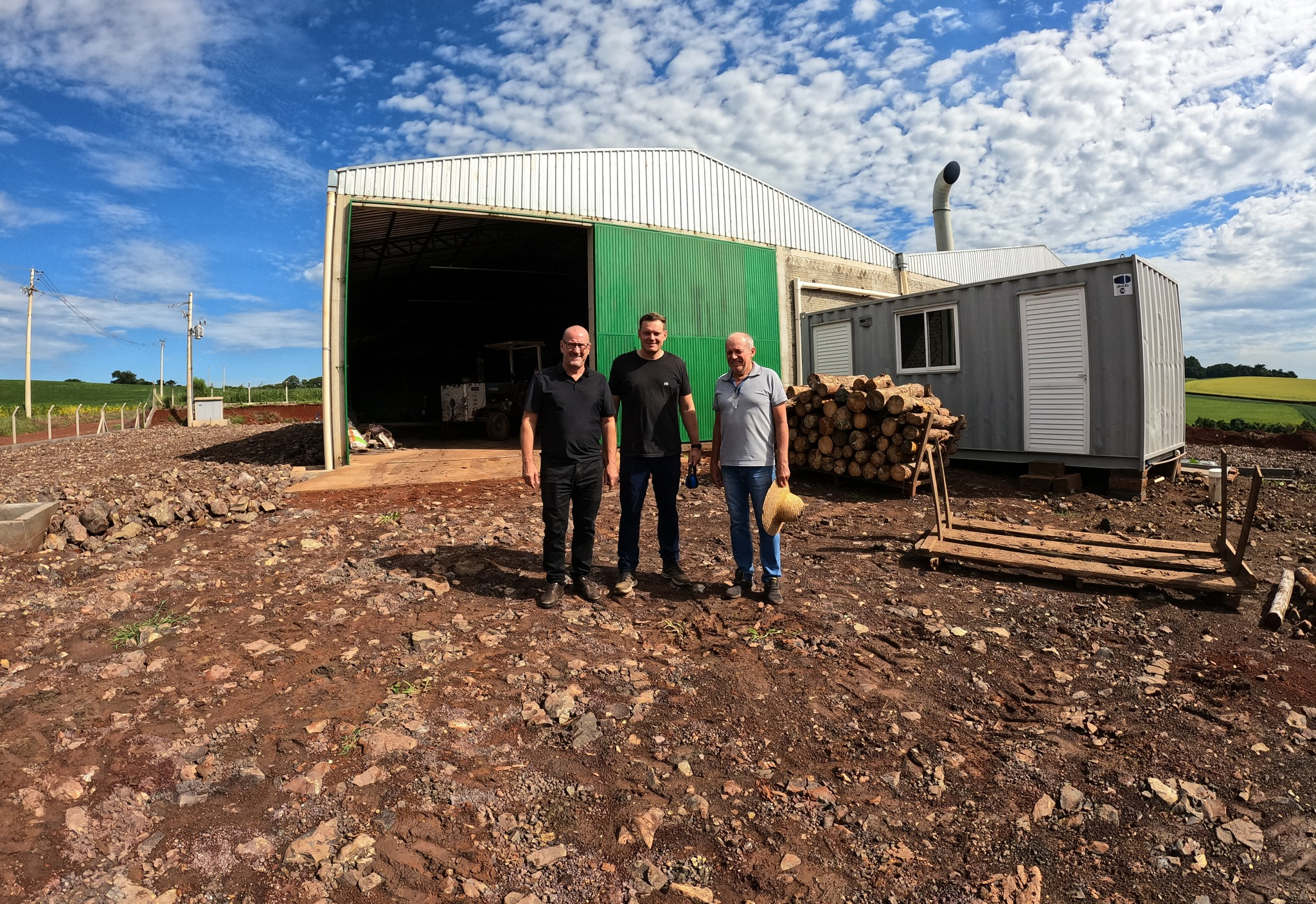 PREFEITO SALA VISITA FÁBRICA DE MARAVALHA DA FAMÍLIA WALTER EM TENENTE PORTELA
