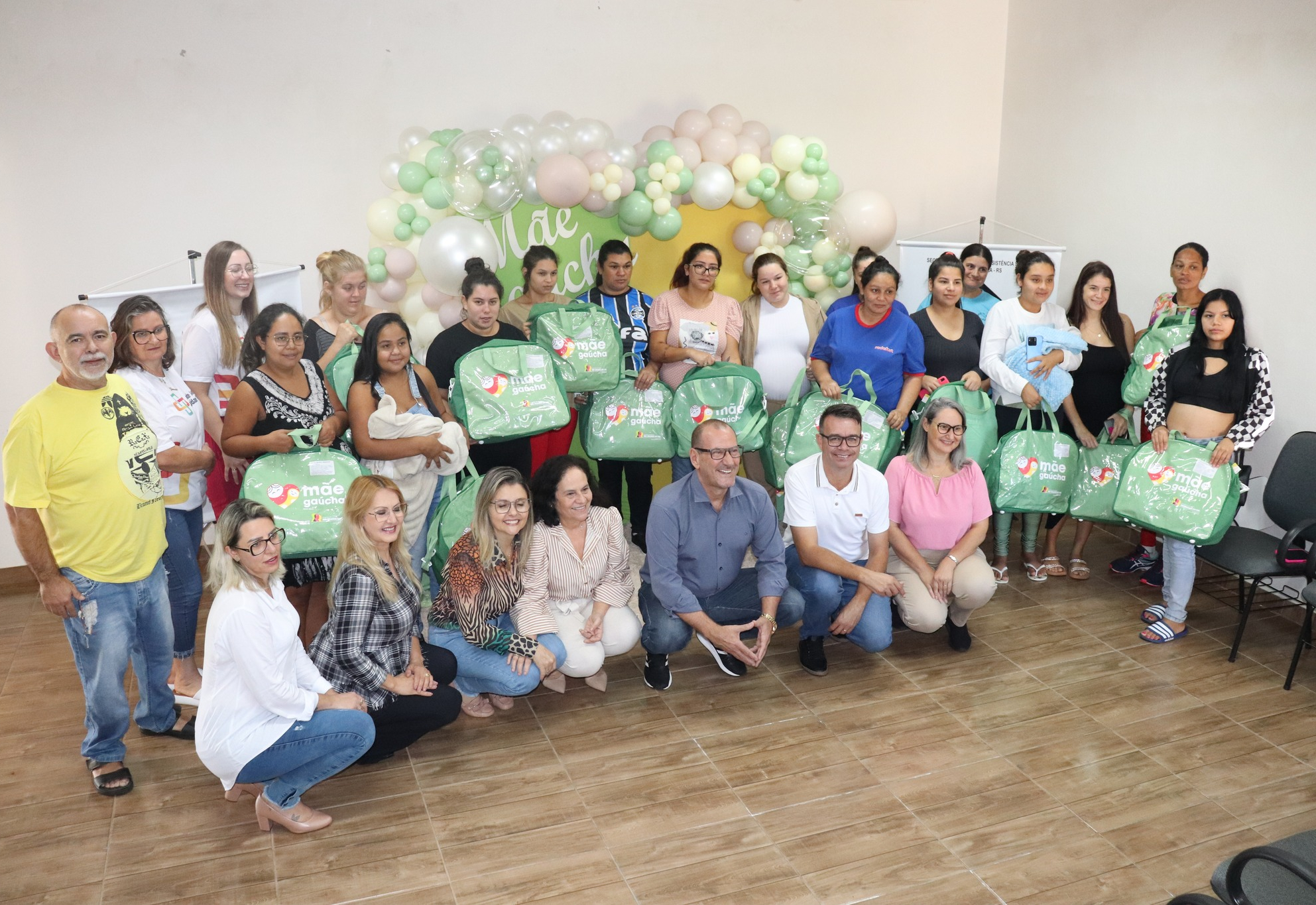 TENENTE PORTELA ENTREGA KITS DO PROGRAMA MÃE GAÚCHA PARA GESTANTES
