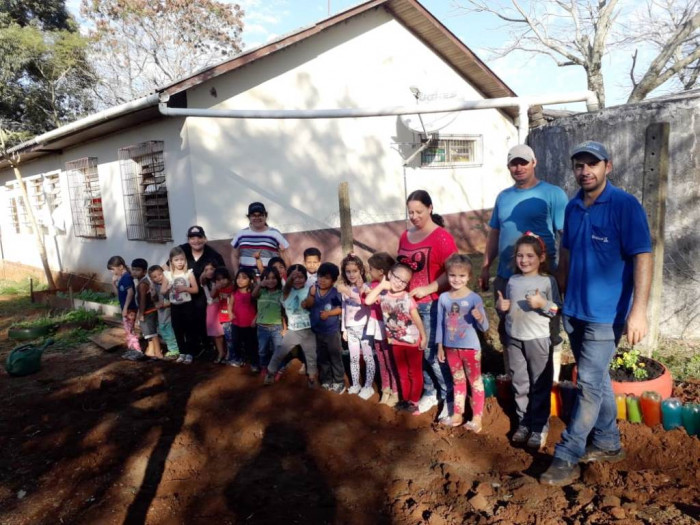 Turmas Da Educação Infantil da Escola Marcílio Dias constroem canteiro com garrafas pet na horta da escola