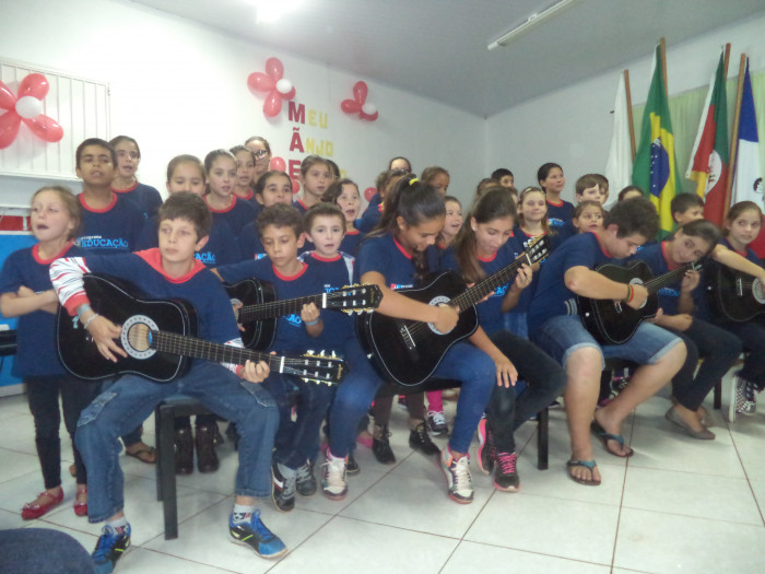 Escola Arcelino Soares Bueno presta homenagem às mães